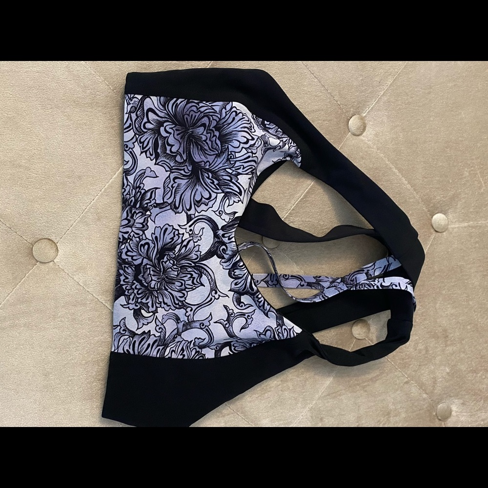 Lululemon sports bra
